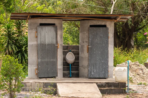 Encerramento do banheiro público na plantação de coco em Ko Samui Islan — Fotografia de Stock