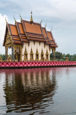 Wat Plai Laem Budist tapınağı ve yansıması, Ko Samui Adası, 