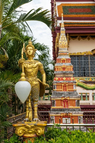 Altın Biird-man ve aptal heykeller, Ko Samui Adası, Tayland. — Stok fotoğraf