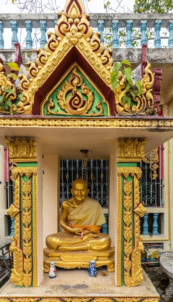Estátua de monge velho dourado em nicho, Ko Samui Island, Tailândia . — Fotografia de Stock