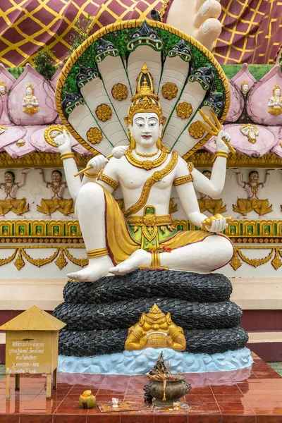 Socha lorda Višnua sedícího na hadovi, ostrov Ko Samui, Thajsko. — Stock fotografie