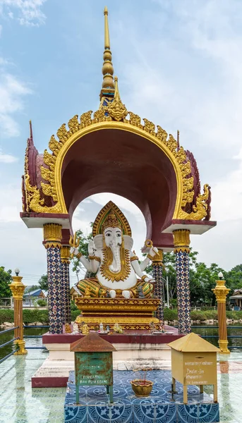 Th，Ko Samui岛，Ganesha勋爵雕像，座落于baldachin之下 — 图库照片