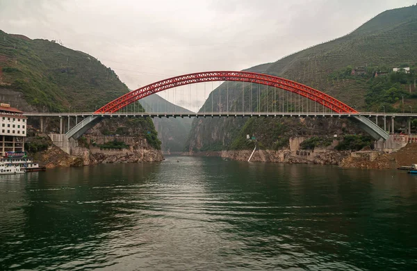 中国重庆武山 2010年5月7日 长江吴峡 大宁河上与绿色长江相连的红色S103公路弓桥 银天下的青山 — 图库照片