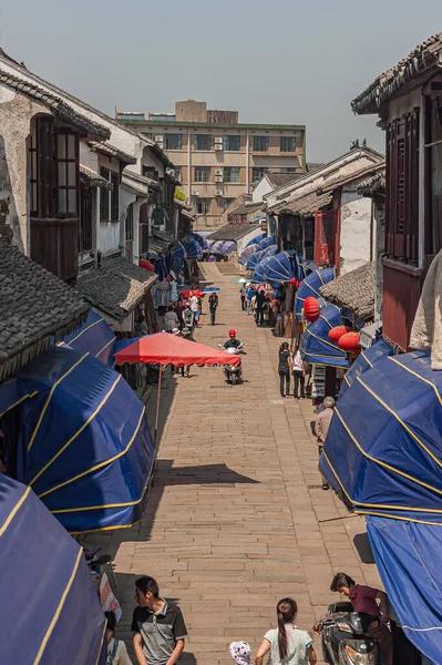 Tongli Jiangsu China May 2010 Narrow Brown Stone Shopping Street — Stock Photo, Image