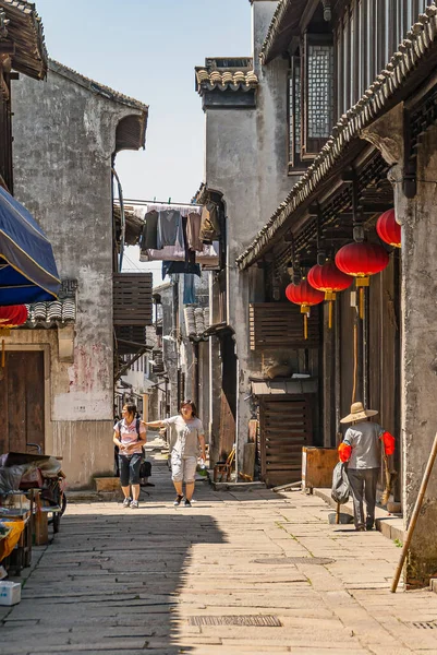 Tongli Jiangsu China May 2010 Narrow Street Shop Eatery Laundry — Stock Photo, Image