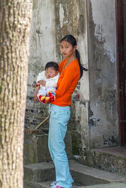 Tongli Jiangsu Chiny Maja 2010 Zbliżenie Młodej Matki Pomarańczowej Koszuli — Zdjęcie stockowe