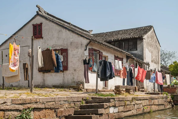 Tongli Jiangsu China May 2010 Colorful Line Laundry Greenish Water — Stock Photo, Image