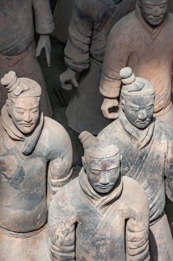 Xian, Çin - 1 Mayıs 2010: Terracotta Ordu Müzesi ve Salonu. Kazılarda 3 gri-bej antik asker heykeli.