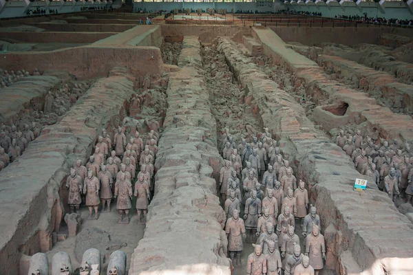 Xian China 2010 Terracotta Army Museum Hall 현장의 개요와 조각상들 — 스톡 사진