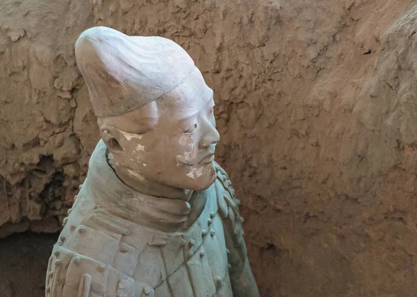 2010年5月1日 兵馬俑博物館とホール 発掘時の灰色ベージュ古代の兵士の頭の彫刻の閉鎖 — ストック写真