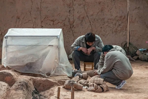 2010年5月1日 兵馬俑博物館とホール 土の中で働く3人の研究者 新しい彫刻を見つける 掘削ホールで — ストック写真