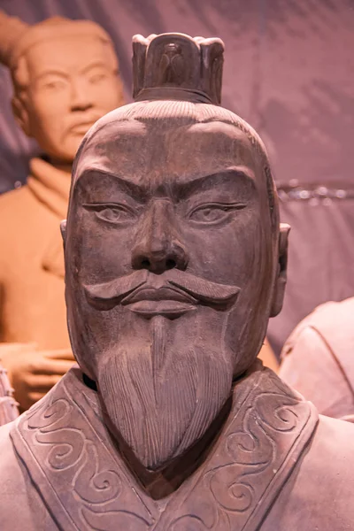 2010年5月1日 兵馬俑博物館 赤みを帯びた髭を生やした将校の彫刻の頭部が閉じられ 別の人物が姿を消した — ストック写真