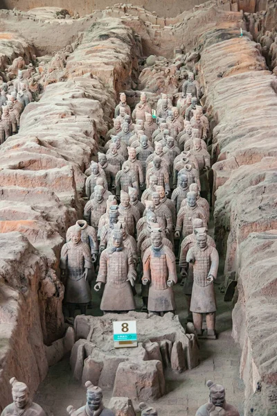 2010年5月1日 兵馬俑博物館とホール 発掘時のグレーベージュの兵士の彫刻が満載のトレンチ — ストック写真
