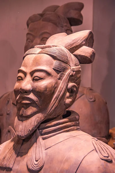 中国西安 2010年5月1日 兵马俑 红胡子军官雕塑头像侧面闭锁 后背逐渐褪 — 图库照片