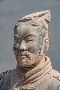 Xian, Çin - 1 Mayıs 2010: Terracotta Ordu Müzesi. Binanın dışındaki yüksek rütbeli bej-gri heykelin yüz görüntüsü. Arkaplan olarak gri duvar.