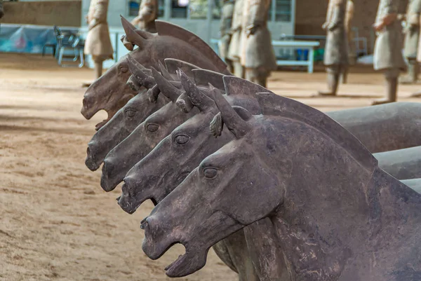 Xian China Mai 2010 Ausgrabungsstätte Der Terrakottaarmee Gruppe Grauer Pferdestatuen — Stockfoto