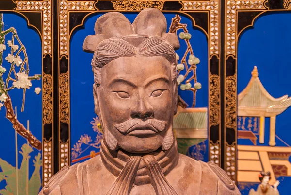 2010年5月1日 兵馬俑博物館 中国建築のイメージを背景に 士官の顔の赤みを帯びた彫刻の閉鎖 — ストック写真