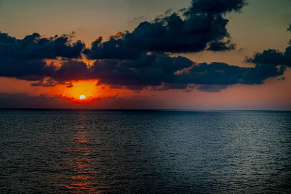 Acapulco Mexico November 2008 Orange Sunset Diving Dark Water Pacific — Stock Photo, Image