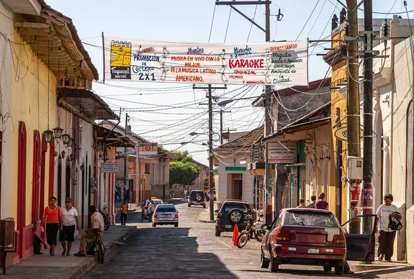 尼加拉瓜莱昂 2008年11月27日 白色音乐节的横幅之间的网络 在淡蓝色的天空与人 房屋和汽车的民间社区街道之上 — 图库照片