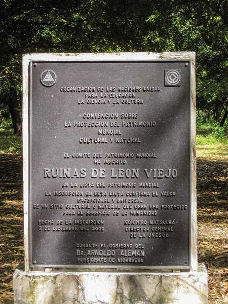2008年11月27日 ニカラグアのレオン ヴィエホ美術館公園の入り口にあるブラック メタル公式板の閉鎖 奥の緑の葉 — ストック写真