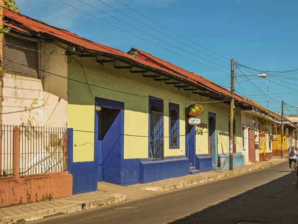 Leon Nicaragua Листопада 2008 Одноповерховий Мультиколор Малював Будинки Вздовж Вулиці — стокове фото