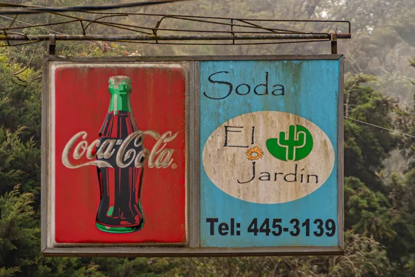 2008年11月28日 在El Jardin路边餐馆和Grocey商店外关闭红色可口可乐旧标志 金属结构 深色植被背景 — 图库照片