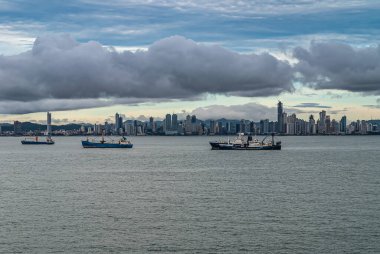 Panama Şehri, Panama - 30 Kasım 2008: Körfezden, kıyı boyunca modern binaların demirli olduğu geniş açı, ağır sabah bulutları altında ufuk çizgisi oluşturur..