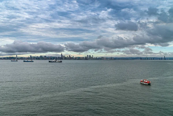 Panama Şehri, Panama - 30 Kasım 2008: Körfezden, kıyıya demirlemiş gemilerle, kıyı boyunca modern binaların yoğun sabah bulutları altında ufuk çizgisi oluşturması.