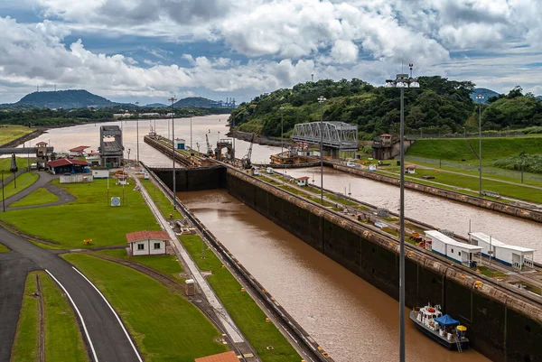 City Knowledge Panama 2008 Miraflores Locks 구름이 갑문에서 태평양을 바라보고 — 스톡 사진