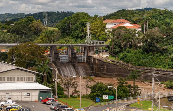 City Knowledge Panama 2008 Miraflores Locks 운하내의 한물이 구름과 자동차 — 스톡 사진