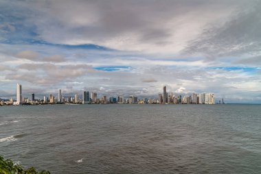 Panama City, Panama - 30 Kasım 2008: Gri körfez kıyısı boyunca modern yüksek binalar mavi bulutların altında tarihi şehir merkezinden görüldü. 