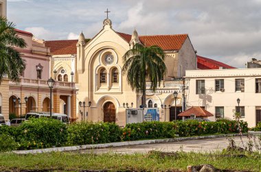 Panama City, Panama - 30 Kasım 2008: San Francisco de Asis Kilisesi 'nin bir parçası olan Sanctuario de la Esperanza' nın kırmızı çatılı sarı bina. Önde yeşil yapraklar var..