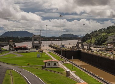 Bilgi Şehri, Panama - 30 Kasım 2008 Miraflores kilitleri. Pasifik Okyanusu 'na bulutların altındaki kilitlerden ve ufuktaki yeşil dağlardan bakın..