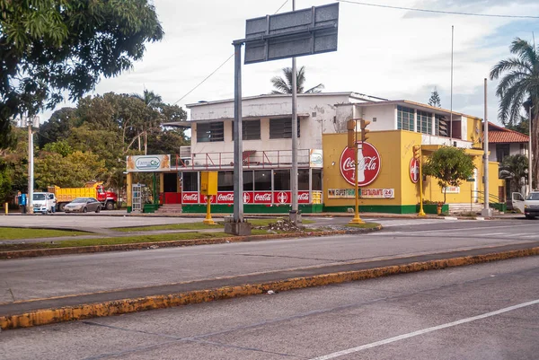 Panama City, Panama - 30 Kasım 2008: Farma şehrinin duvarlarında büyük Coca-Cola reklamları, eczane ve restoran ve caddenin köşesindeki bakkal.