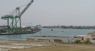 Los Angeles, ABD - 20 Nisan 2008: San Pedro limanından Pasifik Okyanusu 'na çıkış Evergreen konteyner terminali ve açık mavi gökyüzü altında yeşil vinç görünüyor. Küçük gemiler ve liman binaları.