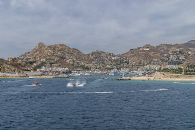 Cabo San Lucas, Meksika - 22 Nisan 2008: Süper bir örnek olan Prenses Mariana ile Pasifik Okyanusu 'ndan Yat limanına ve açık mavi gökyüzü altında birçok küçük zevk gemisi.