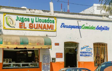 Mazatlan, Meksika - 23 Nisan 2008: El Sunami, Juice and Smoothies barının pencere ve kapısına sahip beyaz ve turuncu cephe. Mavi gökyüzünün altındaki cadde.