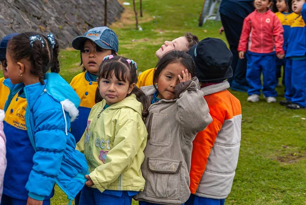 Quito Ecuador December 2008 Seen Cerro Panecillo Маленькая Группа Детей — стоковое фото