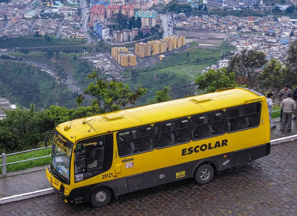 Quito エクアドル 2008年12月2日 Cero Panecillo 黄色のスクールバスは雨の中で像の下に駐車した 丘の下 高層ビルや住宅が建ち並ぶ街並み — ストック写真