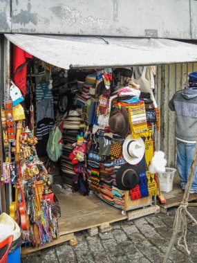 Quito, Ekvador - 2 Aralık 2008: Şehir merkezi tarihi. Şapka, tekstil, zanaat ürünleri, oyuncaklar ve daha fazlası gibi turistlere yönelik renkli ürünler yığınlarının kapatılması.