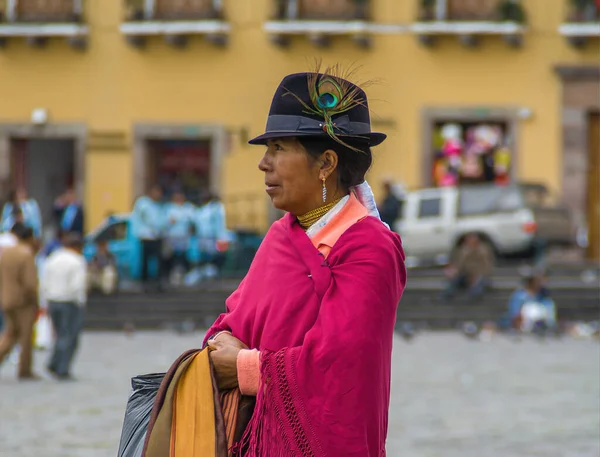 Quito Ecuador December 2008 Historisk Centrum Närbild Kvinna Stående Och — Stockfoto