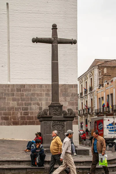 Quito Ecuador Dezember 2008 Historische Innenstadt Hohes Dunkles Steinkreuz Auf — Stockfoto
