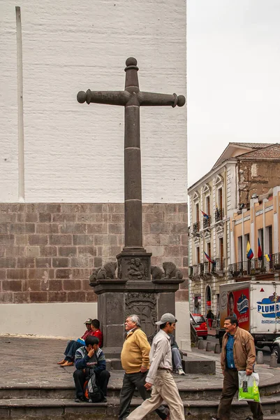 Quito Equador Dezembro 2008 Centro Histórico Pedra Escura Alta Cruz — Fotografia de Stock