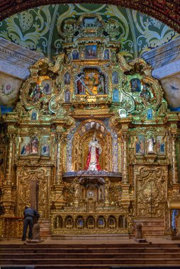 Quito, Ekvador - 2 Aralık 2008: Santo Domingo Manastırı ve Kilisesi. La Capilla del Rosario, Chancel, mihrabın üzerinde heykeller ve tabloların yer aldığı büyük altın madalyalı tekrarlarla.. 