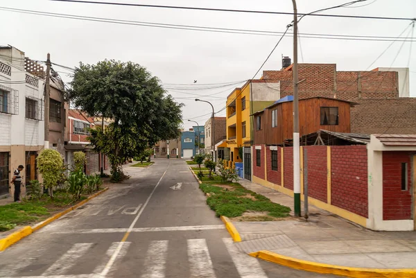 Lima Peru December 2008 Simple Housing Empty Street Green Trees — Stock Photo, Image