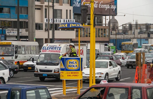 Lima Perú Diciembre 2008 Oficial Policía Tránsito Pedestal Amarillo Guía — Foto de Stock