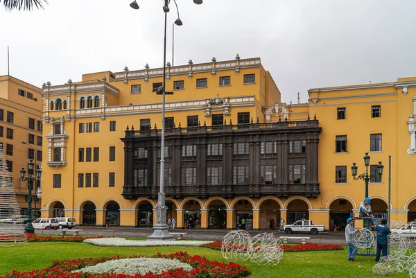 Λίμα Περού Δεκεμβρίου 2008 Κίτρινη Πρόσοψη Μεγάλο Καφέ Ξύλινο Μπαλκόνι — Φωτογραφία Αρχείου