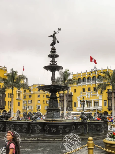 Lima Peru Dezembro 2008 Plaza Armas Fechar Fonte Monumental Grande — Fotografia de Stock