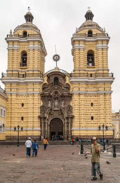 Lima Peru Dezember 2008 Vorderfassade Mit Doppelten Glockentürmen Und Eingang — Stockfoto
