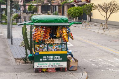 Lima, Peru - 4 Aralık 2008: Yeşil kaplı büfe caddenin köşesinde yenilebilir ve içilebilir abur cuburlar sergiliyor. 